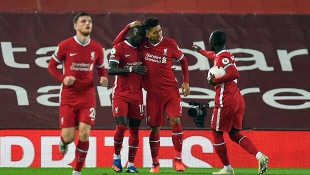 Penyerang Liverpool, Sadio Mane (kedua kiri) disambut rekan-rekannya saat merayakan gol ke gawang Arsenal.