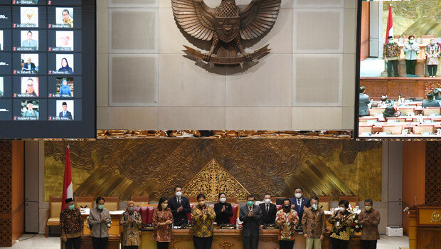 Para menteri dan pimpinan DPR berfoto bersama seusai pengesahan RUU Cipta Kerja menjadi undang-undang di gedung DPR Jakarta, Senin, 5 Oktober 2020.