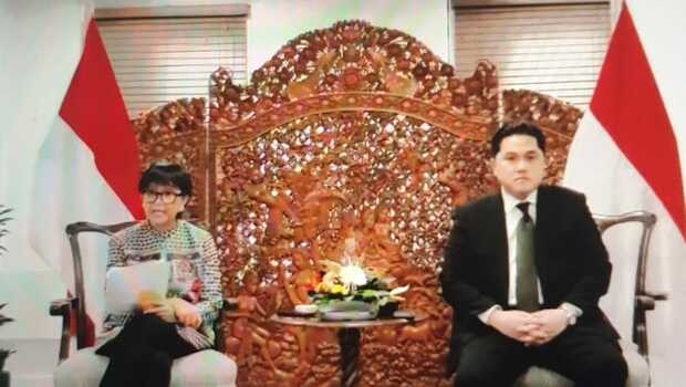 Menteri Luar Negeri Retno Marsudi (kiri) bersama Menteri BUMN Erick Thohir.