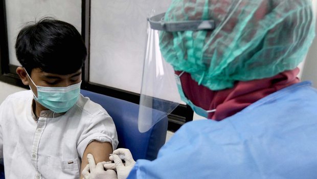 Petugas medis melakukan simulasi penyuntikan vaksin Covid-19 di Puskesmas Tapos, Depok, Jawa Barat, Kamis, 22 Oktober 2020.