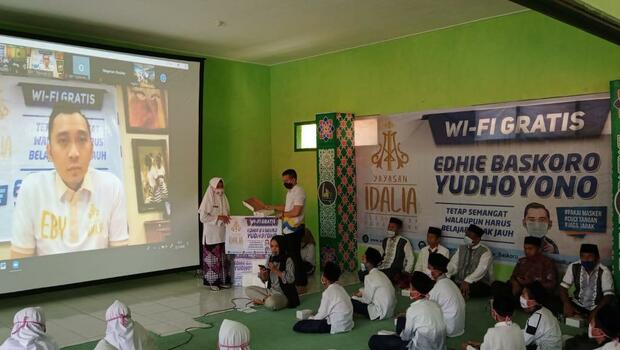 Anggota DPR dari Fraksi Partai Demokrat (FPD) Edhie Baskoro Yudhoyono membagikan wifi Gratis untuk menunjang penerapan pembelajaran jarak jauh (PJJ) di sejumlah Pondok Pesantren (ponpes) di Jawa Timur (Jatim), Kamis (22/10/2020).