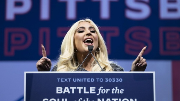 Lady Gaga berbicara untuk mendukung calon presiden dari Partai Demokrat Joe Biden dalam rapat umum kampanye drive-in di Heinz Field di Pittsburgh, Pennsylvania, AS, Senin (2/11/2020).