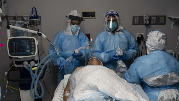 Para staf medis merawat pasien yang menderita penyakit coronavirus (Covid-19) di unit perawatan intensif (ICU) Covid-19, United Memorial Medical Center (UMMC) di Houston, Texas, AS, Sabtu (31/10/2020).