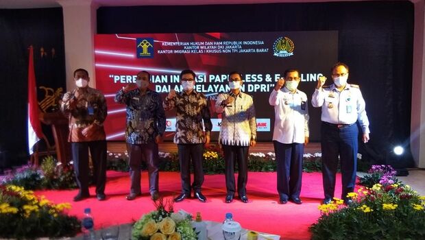 Pejabat dari Kemenkumhan dan Kantor Imigrasi Kelas I Khusus Non Tempat Pemeriksaan Imigrasi (TPI) Jakarta Barat melaunching inovasi Paperless dan e-Billing dalam layanan paspor, Kamis (12/11/2020) 