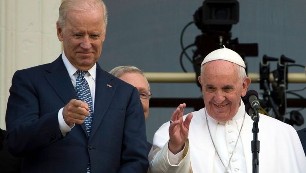 Joe Biden (kiri) bersama Paus Fransiskus di balkon di US Capitol di Washington, AS, pada tahun 2015.