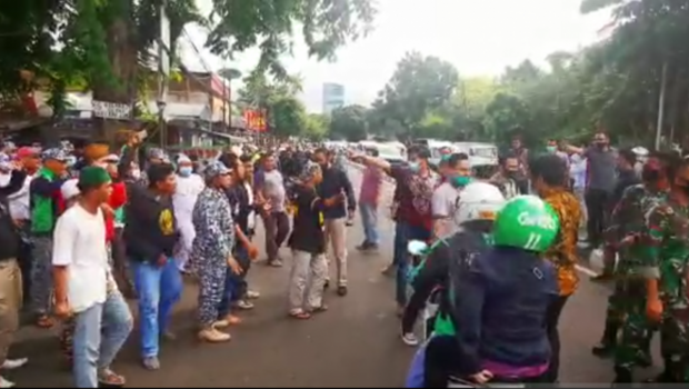 Ketegangan terjadi antara massa pendukung FPI dengan prajurit Kodim 0503 JB dan anggota Polres Metro Jakarta Barat saat pencopotan spanduk ajakan revolusi Imam Besar FPI Rizieq Shihab di Slipi, Jakarta Barat, Jumat, 20 November 2020.