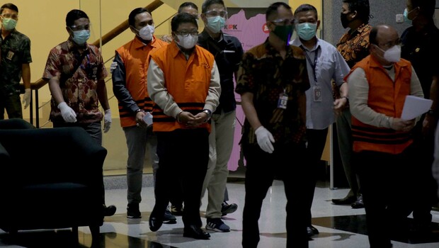 Sejumlah tersangka yang berbarengan tertangkap tangan operasi KPK bersama Menteri Kelautan dan Perikanan Edhy Prabowo,mengenakan baju tahanan seusai diperiksa di Gedung KPK, Jakarta, Rabu 25 November 2020.