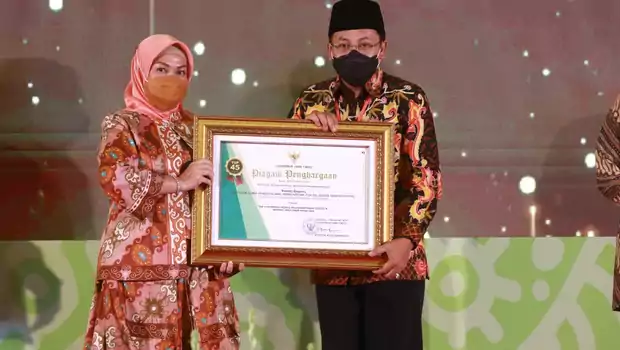Wali Kota Malang, Sutiaji saat menerima penghargaan dari Pemerintah Provinsi Jawa Timur.

