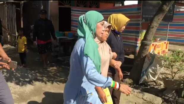 Tim Tangkap Buronan (Tabur) Kejaksaan Tinggi (Kejati) Sulawesi Barat (Sullbar), Kamis, 10 Desember 2020, menangkap Jumiati binti Tandi (tengah) yang menghilang selama tiga tahun setelah divonis bersalah dalam kasus korupsi dana simpan pinjam.