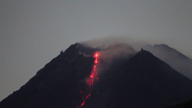 Gunung Merapi mengeluarkan lava pijar yang tampak dari Purwobinangun, Pakem, Sleman, Yogyakarta, Selasa, 5 Januari 2021.