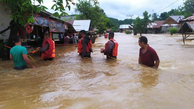 Anggota Polri bantu evakuasi warga terdampak banjir, di Kabupaten Banjar,  Kalimantan Selatan. 