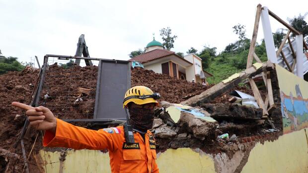 Petugas masih terus mengevakuasi korban tanah longsor di Cimanggung, Sumedang, Jawa Barat, Sabtu, 16 Januari 2021.