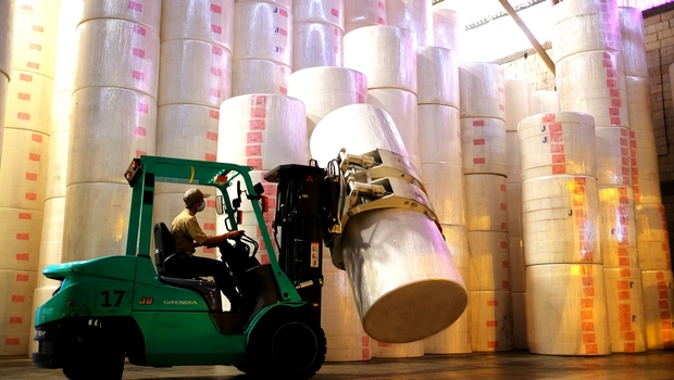 Pekerja di pabrik Sun Paper Source menyiapkan produk tisu jumbo rolls yang siap diekspor.