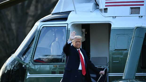 Donald Trump, Rabu, 20 Januari 2021, bersiap meninggalkan Gedung Putih menggunakan helikopter kepresidenan Marine One.