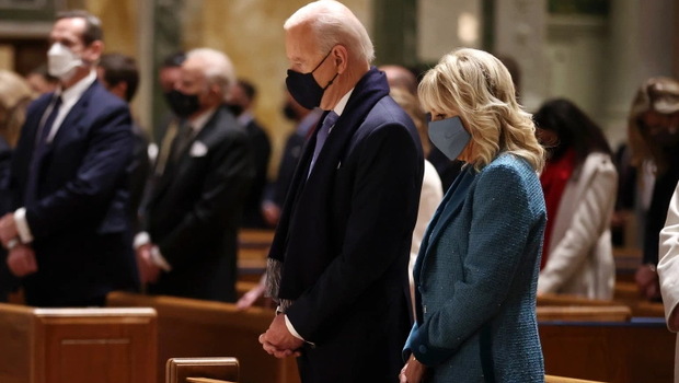 Presiden AS terpilih Joe Biden didampingi oleh istrinya Jill Biden tampak mengikuti Misa di Katedral St.Matthew the Apostle jelang pelantikannya di Washington, AS, Rabu (20/1/2021).
