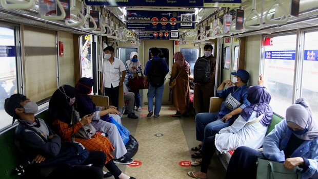 Sejumlah penumpang KRL menunggu kedatangan kereta di stasiun Tanah Abang, Jakarta Pusat, Rabu, 27 Januari 2021.