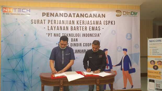 Founder dan Dirut Dindir, Chahyo M Iksan (kiri) bersama Dirut NHC Teknologi Indonesia, Irfan Mulia, saat penandatangan kerja sama layanan barter emas.