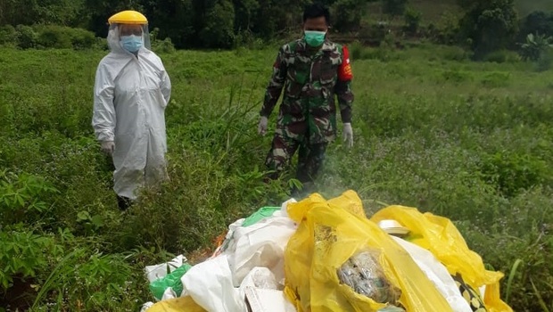 Polisi menemukan 17 karung limbah medis Covid-19 berupa alat pelindung diri (APD) di Desa Tenjo, Kecamatan Parung Panjang, Kabupaten Bogor.