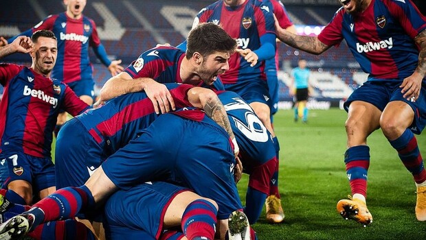 
Para pemain Levante meluapkan kegembiraan setelah menyingkirkan Villarreal dari Copa del Rey di Stadion Ciutat de Valencia, Spanyol, Rabu, 3 Februar 2021.