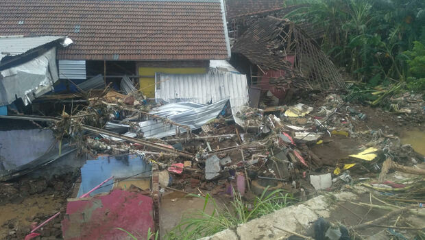 Puing-puing rumah salah seorang warga Dusun Pulungan, Desa Gempol, Kabupaten Pasuruan,Jawa Timur, yang roboh setelah diterjang banjir bandang, Kamis, 4 Februari 2021.