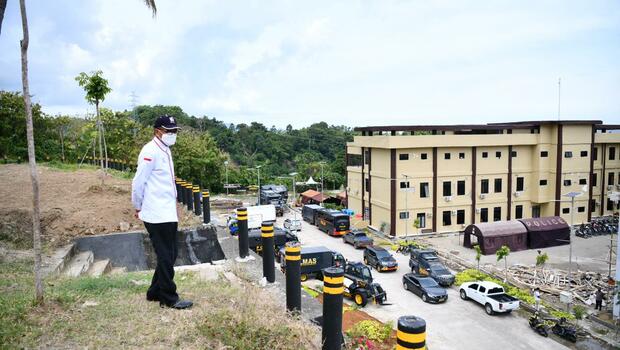 Gubernur Sulawesi Selatan Nurdin Abdullah, meninjau lokasi pembangunan rumah hunian tetap (huntap) untuk korban gempa di Sulawesi Barat (Sulbar), Jumat, 12 Februari 2021.  