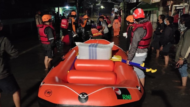 RNI salurkan bantuan perahu karet dan lainnya untuk korban banjir di Jakarta dan sekitarnya.