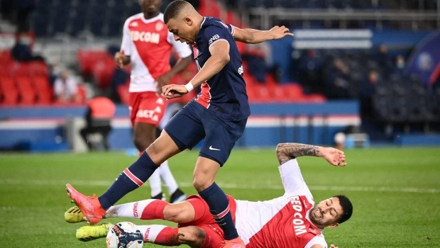 Pemain Paris Saint-Germain Kylian Mbappe dijegal bek Monaco Guillermo Maripan saat keduanya bertemu di pekan ke-26 Liga Prancis di Stadion Parc des Princes, Minggu, 21 Februari 2021.