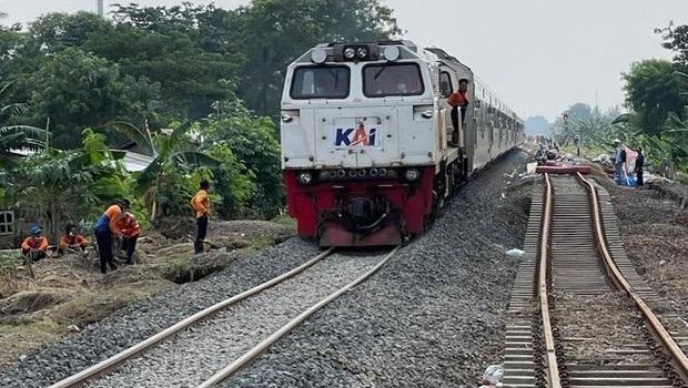 Rangkaian kereta api melakukan uji coba di lintasan yang sebelumnya rusak akibat banjir di antara Stasiun Kedunggedeh-Lemah Abang Km 55+100 sampai dengan Km 53+600, Selasa, 23 Februari 2021.
