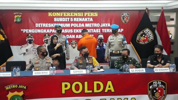 Kapolda Metro Jaya Irjen Pol Fadil Imran (tengah) memberikan keterangan dalam kasus penembakan oleh oknum polisi yang menewaskan tiga orang di Cengkareng, Jakarta Barat, Kamis, 25 Februari 2021.