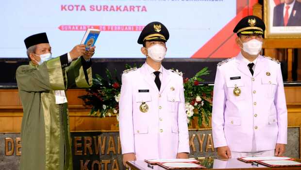 Gibran Rakabuming Raka (tengah) dan Teguh Prakosa dilantik sebagai Wali Kota dan Wakil Wali Kota Surakarta periode 2021-2026 di Graha Paripurna DPRD, Jumat, 26 Februari 2021.