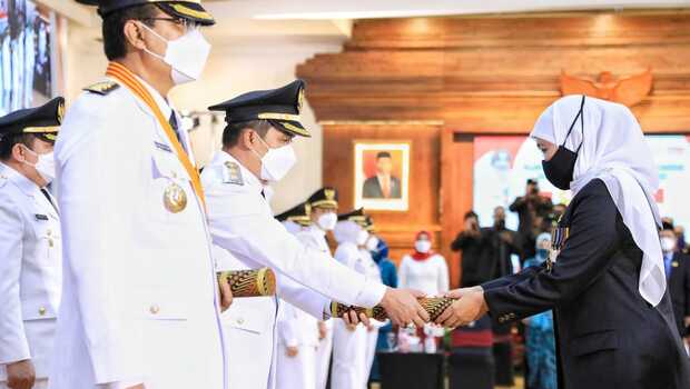 Gubernur Jawa Timur Khofifah Indar Parawansa melantik 17 Bupati dan Wakil Bupati serta Wali Kota dan Wakil Wali Kota hasil Pilkada serentak tahun 2020, Jumat, 26 Februari 2021.