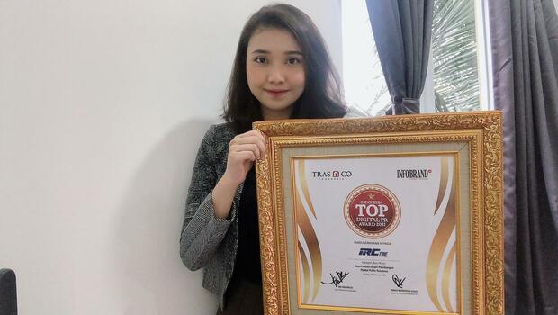 Swenanda Yoanne Maria selaku Marketing Communication PT Gajah Tunggal Tbk memperlihatkan penghargaan yang diraih Gajah Tunggal.
