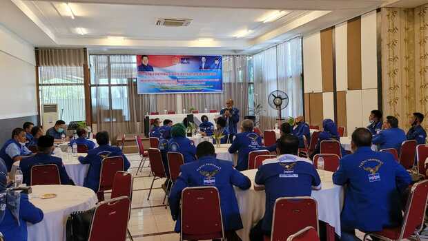 Anggota DPR dari Fraksi Partai Demokrat (PD) daerah pemilihan Sumatera Barat, Rezka Oktoberia dan Darizal Basir, memimpin jalannya deklarasi penolakan Kongres Luar Biasa (KLB) PD di Padang, Sumatera Barat, Jumat, 5 MAret 2021.