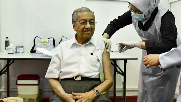 Mantan Perdana Menteri Malaysia yang juga pendiri Partai Pejuang, Mahathir Mohamad menerima suntik vaksin Covid-19 di daerah pemilihannya Langkawi, Negara Bagian Kedah. 