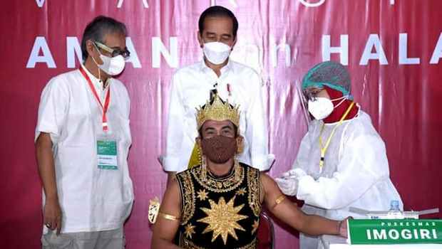 Presiden Jokowi menyaksikan figur pewayangan Gatotkaca menjalani vaksinasi Covid-19 di Padepokan Seni Bagong Kussudiardja, Bantul, DI Yogyakarta, Rabu, 10 Maret 2021.