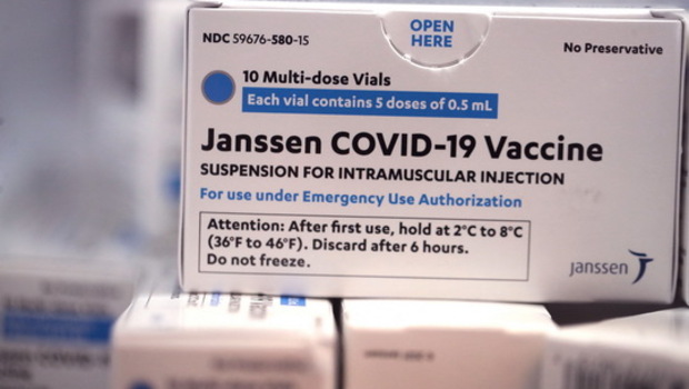 Vaksin Janssen Covid-19 buatan Johnson & Johnson disimpan untuk digunakan dengan karyawan United Airlines di klinik onsite United di Bandara Internasional O'Hare di Chicago, Illinois, AS, Selasa, 9 Maret 2021. 