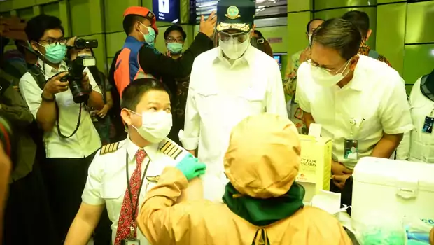 Vaksinasi terhadap pekerja transportasi publik di Stasiun Gambir.