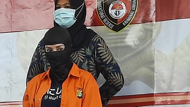 Tersangka Cynthiara Alona mengenakan baju tahanan warna oranye.