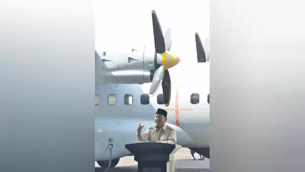 Menteri Pertahanan (Menhan) Prabowo Subianto menyerahkan Pesawat karya anak bangsa CN235-220 MPA ke Angkatan Udara Republik Senegal, dari Hanggar Fixed Wing PT Dirgantara Indonesia (PTDI) di Bandung, Kamis, 18 Maret 2021.