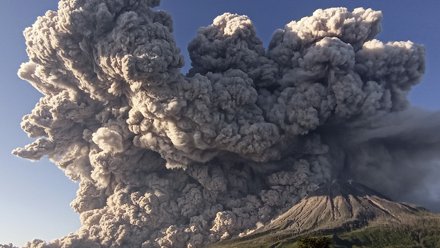 Ilustrasi erupsi Gunung Sinabung.