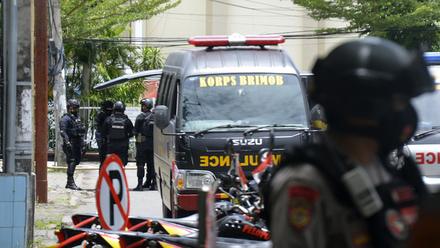 Petugas kepolisian berjaga di lokasi dugaan bom bunuh diri di depan Gereja Katolik Katedral, Makassar, Sulawesi Selatan, Minggu, 28 Maret 2021.