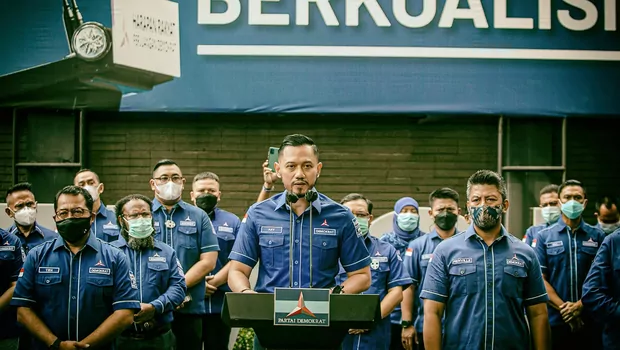 Ketua Umum DPP Partai Demokrat Agus Harimurti Yudhoyono (tengah) didampingi pengurus dan kader Partai Demokrat, menyampaikan konferensi pers tanggapan atas keputusan Menkumham di Kantor DPP Partai Demokrat, Jakarta, Rabu 31 maret 2021.
