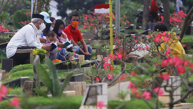 Sejumlah warga saat melakukan ziarah kubur di TPU Karet Bivak, Jakarta, Minggu, 4 April 2021.