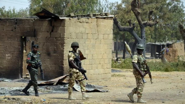 Tentara Nigeria berpatroli untuk menjaga keamanan.