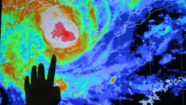 Petugas Badan Meteorologi Klimatologi Geofisika (BMKG) mengamati pergerakan siklon tropis Seroja melalui citra satelit Himawari di Stasiun Klimatologi BMKG Karangploso, Malang, Jawa Timur, Selasa, 6 April 2021.