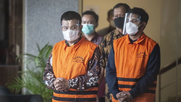 Bupati Bandung Barat Aa Umbara Sutisna (kiri) dan anaknya Andri Wibawa (kanan) menggunakan rompi tahanan seusai menjalani pemeriksaan di Gedung Merah Putih KPK, Jakarta, Jumat, 9 April 2021.