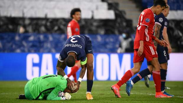Bek Paris Saint-Germain Presnel Kimpembe memegang kepala kiper Keylor Navas yang menyelamatkan gawangnya dari gol pada pertandingan  Liga Champions melawan Bayern Muenchen di Stadion Parc des Princes, Paris, Prancis, Selasa 13 April 2021. 