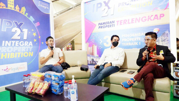 Ketua DPD Arebi Jatim Rudy Sutanto dan Project Manager Astonia Parkview Ramzi Bawazier pada acara “Talk Show: Milenial Punya Properti Kenapa Nggak” di Royal Plaza Surabaya.