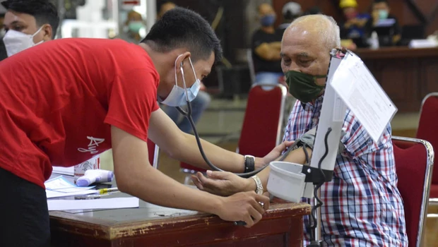Pelaksanaan vaksinasi lansia di Gedung Serba Guna Semen Padang, belum lama ini. Pada tahap pertama di PT Semen Padang ini, lanjut Audy, yang menjadi sasaran adalah sekitar 200-an lansia dari pensiunan PT Semen Padang.

