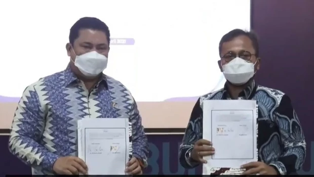 Kepala Badan Narkotika Nasional (BNN) RI Petrus Reinhard Golose (kiri) seusai penandatanganan kerja sama dengan Direktur Utama PT Pelindo III, Boy Robiyanto di Surabaya, Kamis 1 April 2021.